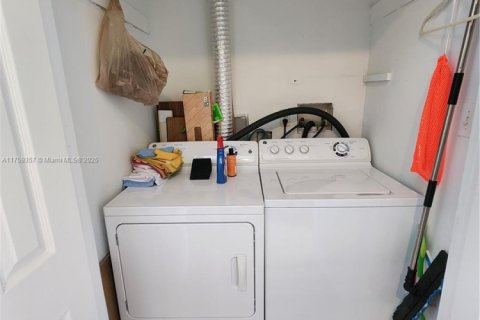 Appartement à louer à Hollywood, Floride: 2 chambres, 267.09 m2 № 1860367 - photo 8