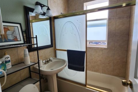 Appartement à louer à Hollywood, Floride: 2 chambres, 267.09 m2 № 1860367 - photo 12