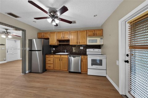 Villa ou maison à louer à Oakland Park, Floride: 2 chambres, 76.92 m2 № 2023362 - photo 4