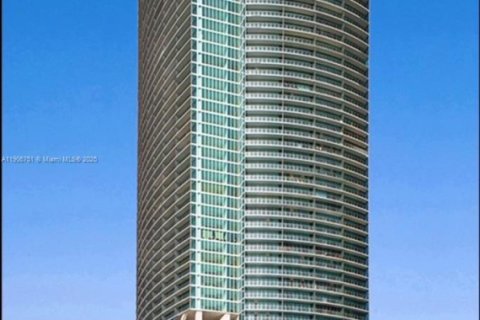 Condominio en alquiler en Miami, Florida, 1 dormitorio, 77.39 m2 № 1963204 - foto 1