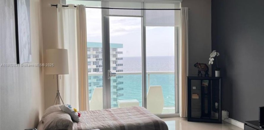 Кондоминиум с 1 спальней в Холливуд, Флорида № 1981667