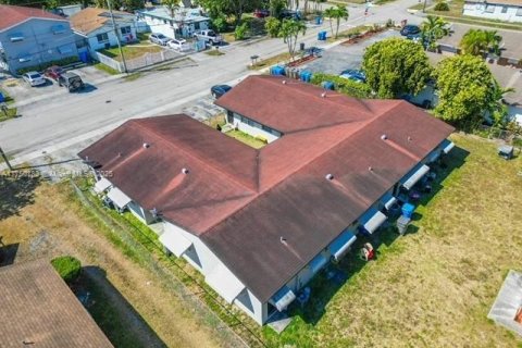 Commercial property in West Park, Florida № 1698133 - photo 1