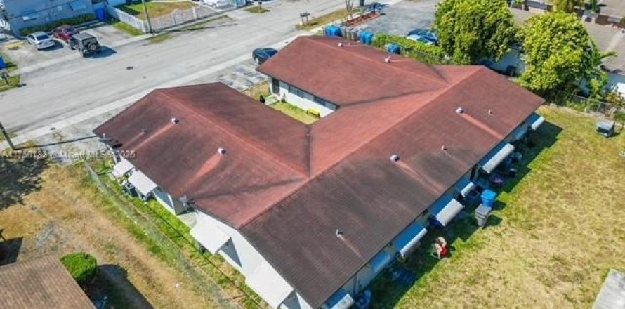 Commercial property in West Park, Florida № 1698133
