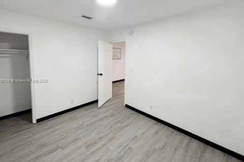 Commercial property in West Park, Florida № 1698133 - photo 12