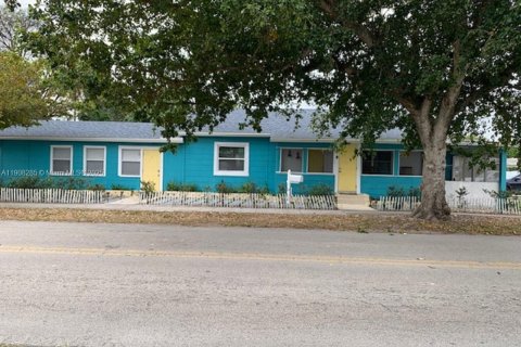 Commercial property in Hollywood, Florida 168.52 sq.m. № 2012709