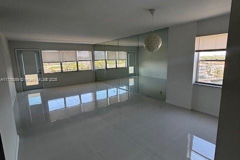 Condo in Hallandale Beach, Florida, 2 bedrooms  № 1612009 - photo 6