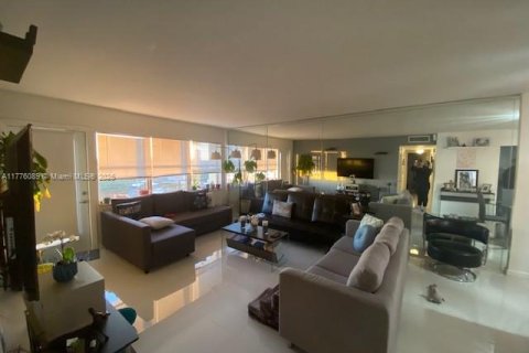 Condo in Hallandale Beach, Florida, 2 bedrooms  № 1612009 - photo 25