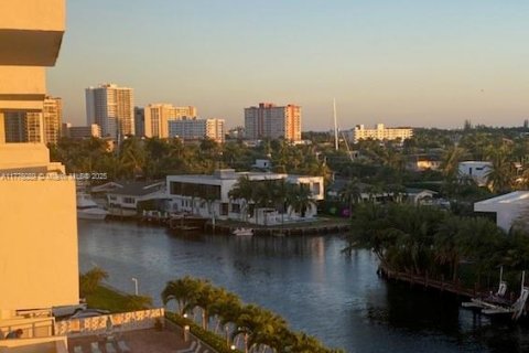 Condo in Hallandale Beach, Florida, 2 bedrooms  № 1612009 - photo 26