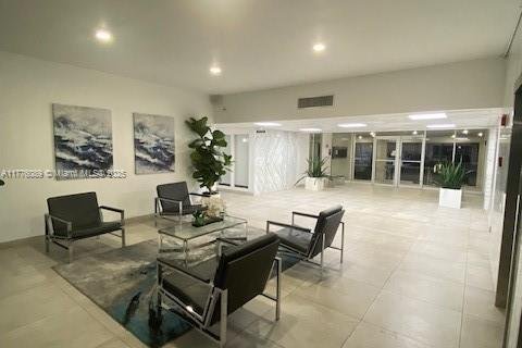 Condo in Hallandale Beach, Florida, 2 bedrooms  № 1612009 - photo 11