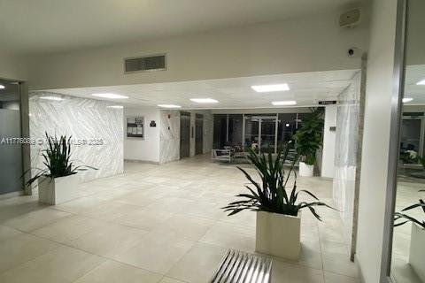 Condo in Hallandale Beach, Florida, 2 bedrooms  № 1612009 - photo 14