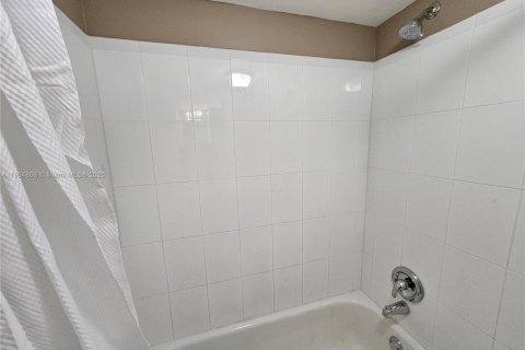 Copropriété à vendre à Miami Lakes, Floride: 1 chambre, 66.89 m2 № 1956522 - photo 16