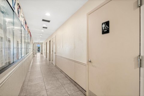 Propiedad comercial en venta en Cape Coral, Florida № 2010603 - foto 26