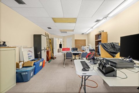 Propiedad comercial en venta en Cape Coral, Florida № 2010603 - foto 29