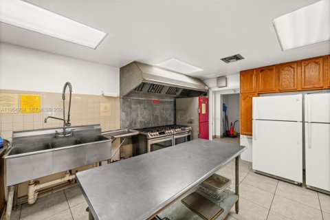 Propiedad comercial en venta en Cape Coral, Florida № 2010603 - foto 20