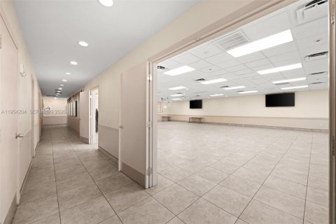 Propiedad comercial en venta en Cape Coral, Florida № 2010603 - foto 24