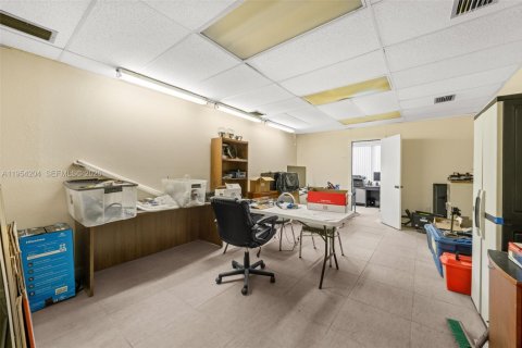 Propiedad comercial en venta en Cape Coral, Florida № 2010603 - foto 27