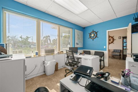 Propiedad comercial en venta en Cape Coral, Florida № 2010603 - foto 11