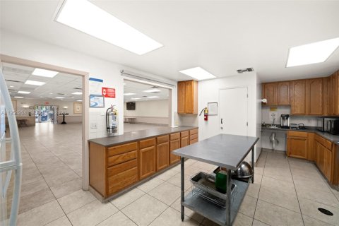 Propiedad comercial en venta en Cape Coral, Florida № 2010603 - foto 21