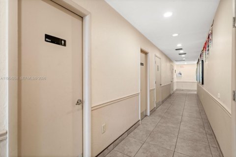 Propiedad comercial en venta en Cape Coral, Florida № 2010603 - foto 25