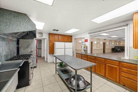 Propiedad comercial en venta en Cape Coral, Florida № 2010603 - foto 19