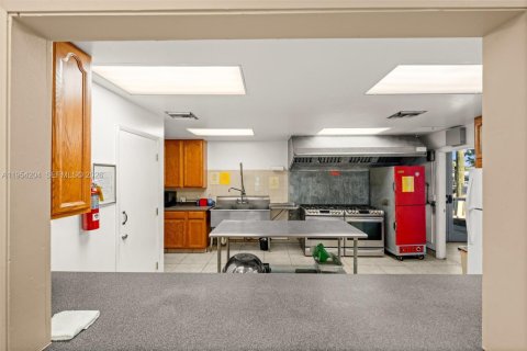 Propiedad comercial en venta en Cape Coral, Florida № 2010603 - foto 18