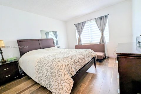 Condo in Lauderdale Lakes, Florida, 2 bedrooms  № 1943391 - photo 22