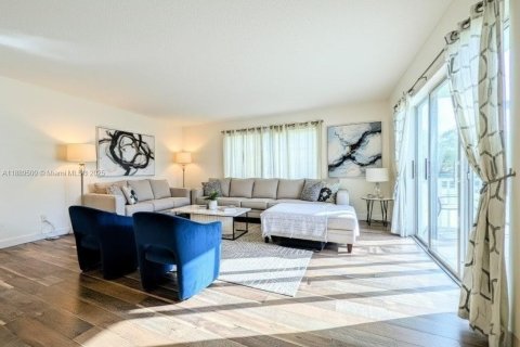 Condo in Lauderdale Lakes, Florida, 2 bedrooms  № 1943391 - photo 3