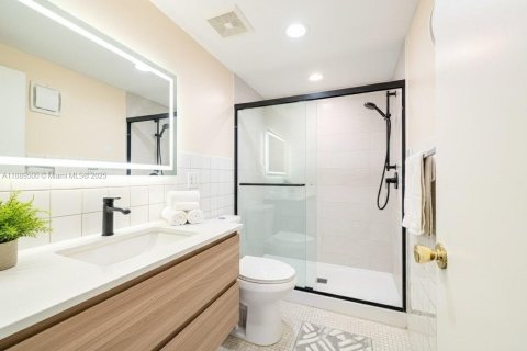 Condo in Lauderdale Lakes, Florida, 2 bedrooms  № 1943391 - photo 5