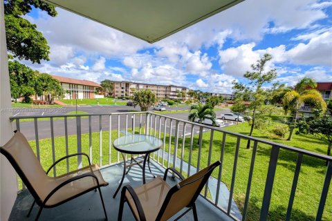 Condo in Lauderdale Lakes, Florida, 2 bedrooms  № 1943391 - photo 11