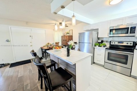 Condo in Lauderdale Lakes, Florida, 2 bedrooms  № 1943391 - photo 4