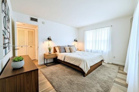 Condo in Lauderdale Lakes, Florida, 2 bedrooms  № 1943391 - photo 8