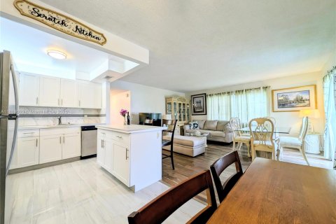 Condo in Lauderdale Lakes, Florida, 2 bedrooms  № 1943391 - photo 15
