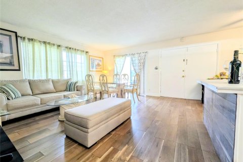 Condo in Lauderdale Lakes, Florida, 2 bedrooms  № 1943391 - photo 13