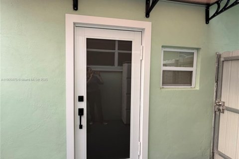 Immobilier commercial à louer à Hollywood, Floride: 94.2 m2 № 1957141 - photo 1