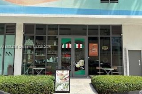 Commercial property in Miami, Florida № 1942122 - photo 1
