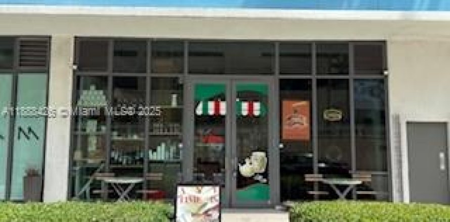 Commercial property in Miami, Florida № 1942122
