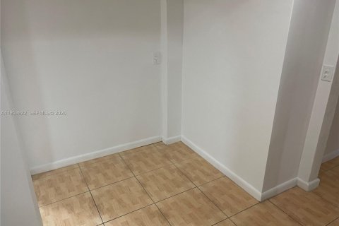 Villa ou maison à louer à Hialeah, Floride: 3 chambres, 222.97 m2 № 2008277 - photo 21