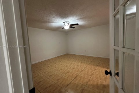 Villa ou maison à louer à Hialeah, Floride: 3 chambres, 222.97 m2 № 2008277 - photo 14