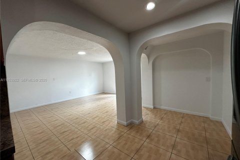 Villa ou maison à louer à Hialeah, Floride: 3 chambres, 222.97 m2 № 2008277 - photo 9