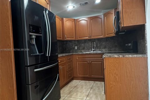 Villa ou maison à louer à Hialeah, Floride: 3 chambres, 222.97 m2 № 2008277 - photo 2