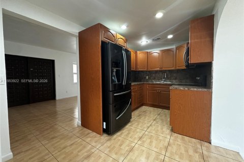 Villa ou maison à louer à Hialeah, Floride: 3 chambres, 222.97 m2 № 2008277 - photo 18