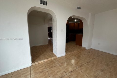 Villa ou maison à louer à Hialeah, Floride: 3 chambres, 222.97 m2 № 2008277 - photo 8