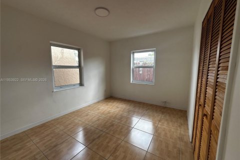 Villa ou maison à louer à Hialeah, Floride: 3 chambres, 222.97 m2 № 2008277 - photo 12
