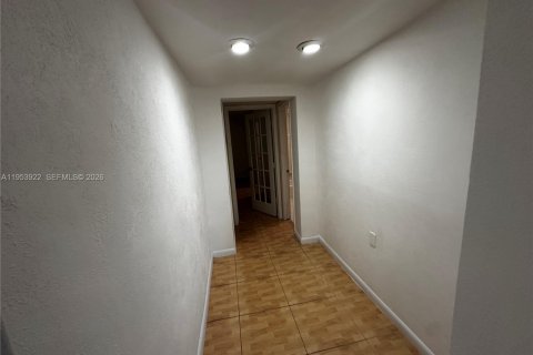 Villa ou maison à louer à Hialeah, Floride: 3 chambres, 222.97 m2 № 2008277 - photo 13