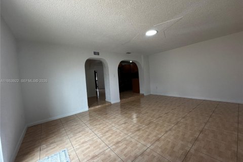 Villa ou maison à louer à Hialeah, Floride: 3 chambres, 222.97 m2 № 2008277 - photo 5