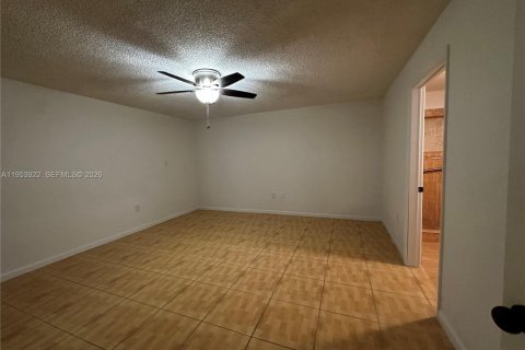 Villa ou maison à louer à Hialeah, Floride: 3 chambres, 222.97 m2 № 2008277 - photo 15