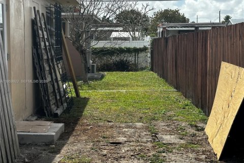 Villa ou maison à louer à Hialeah, Floride: 3 chambres, 222.97 m2 № 2008277 - photo 19