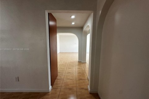 Villa ou maison à louer à Hialeah, Floride: 3 chambres, 222.97 m2 № 2008277 - photo 10
