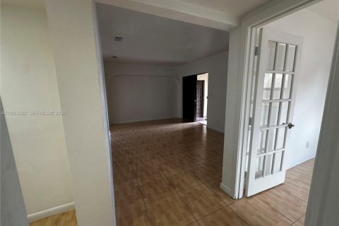 Villa ou maison à louer à Hialeah, Floride: 3 chambres, 222.97 m2 № 2008277 - photo 11