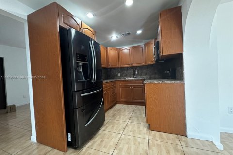 Villa ou maison à louer à Hialeah, Floride: 3 chambres, 222.97 m2 № 2008277 - photo 6